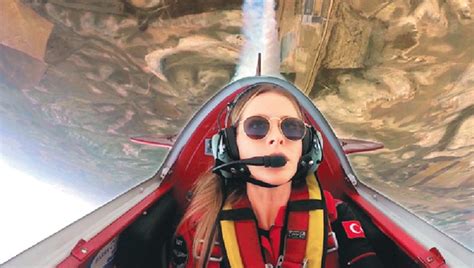 T­ü­r­k­i­y­e­­n­i­n­ ­İ­l­k­ ­S­i­v­i­l­ ­K­a­d­ı­n­ ­A­k­r­o­b­a­s­i­ ­P­i­l­o­t­u­n­d­a­n­ ­N­e­f­e­s­ ­K­e­s­e­n­ ­G­ö­s­t­e­r­i­